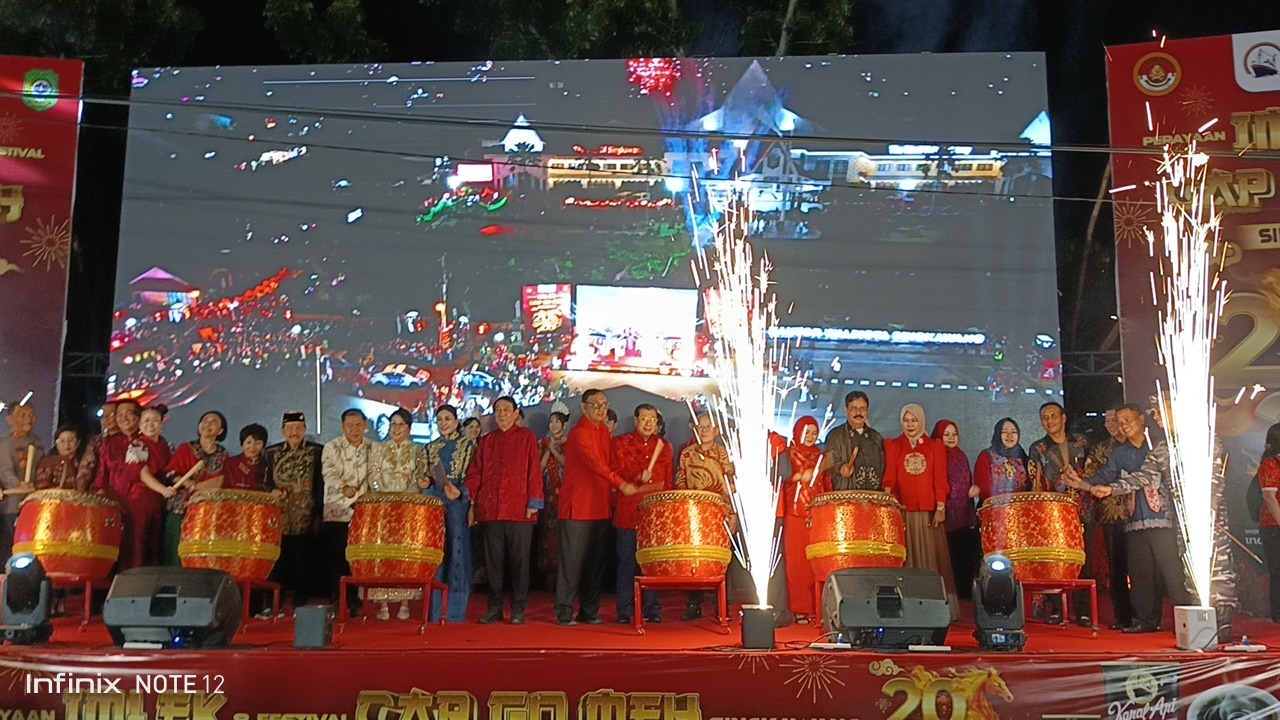 PERESMIAN: Wali Kota Singkawang Tjhai Chui Mie bersama Wakil Wali Kota Muhammadin dan tamu VVIP meresmikan Pawai Lampion dengan pemukulan Loku di panggung utama depan Kantor Wali Kota Singkawang.