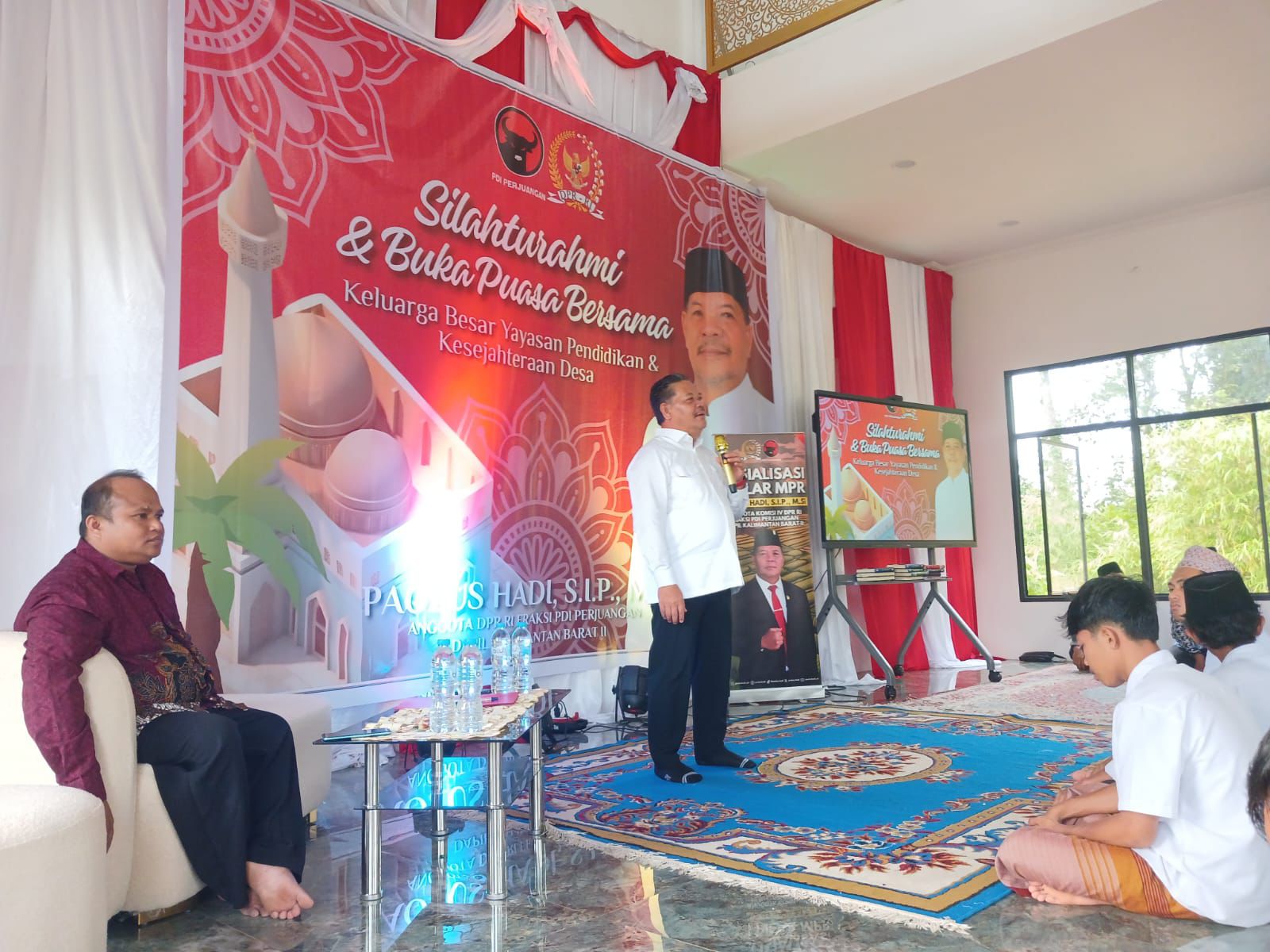 SILATURAHMI: Paolus hadi saat silaturahmi dan buka puasa bersama keluarga besar YPKD di Masjid Ka&rsquo;bah