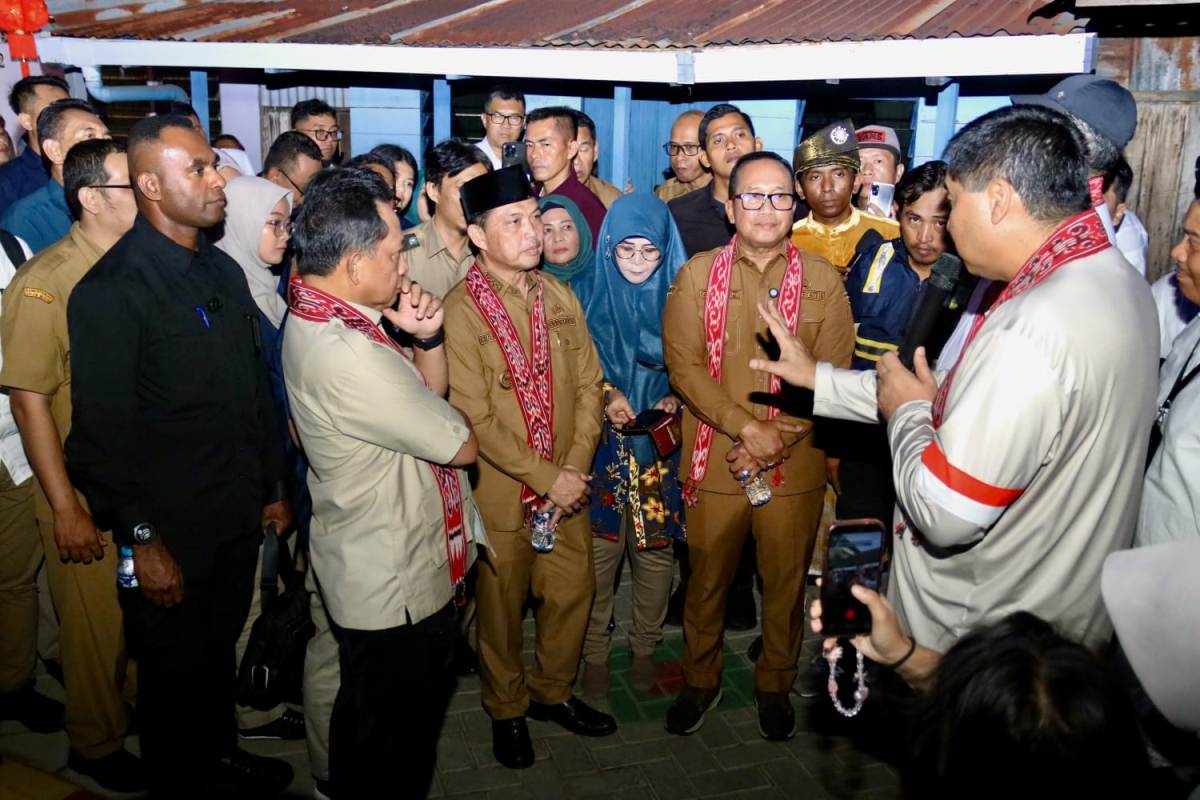 Gubernur Kalbar Ria Norsan, dan Bupati Kubu Raya Sujiwo bersama Menteri PKP Maruarar Sirait dan Mendagri, Tito Karnavian di Desa Parit Baru Kubu Raya pada Senin (2/3). 