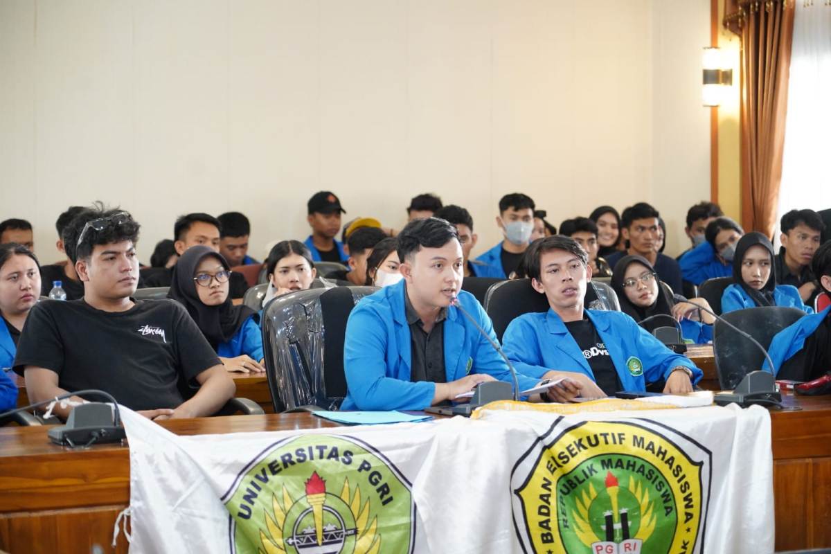 Puluhan mahasiswa dari Universitas PGRI Pontianak yang tergabung dalam BEM REMA menggelar aksi unjuk rasa bertajuk &ldquo;Lima Tuntutan Satu Tujuan&rdquo; di Kantor DPRD Provinsi Kalimantan Barat, Senin (2/3).