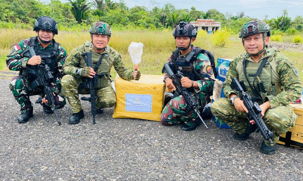 Satgas Yon Parako 466 Pasgat dan Satgas Yonif 126/KC Kawal Pangkogabwilhan III dan Pangkodau III meninjau Masyarakat di Distrik Manggelum.
