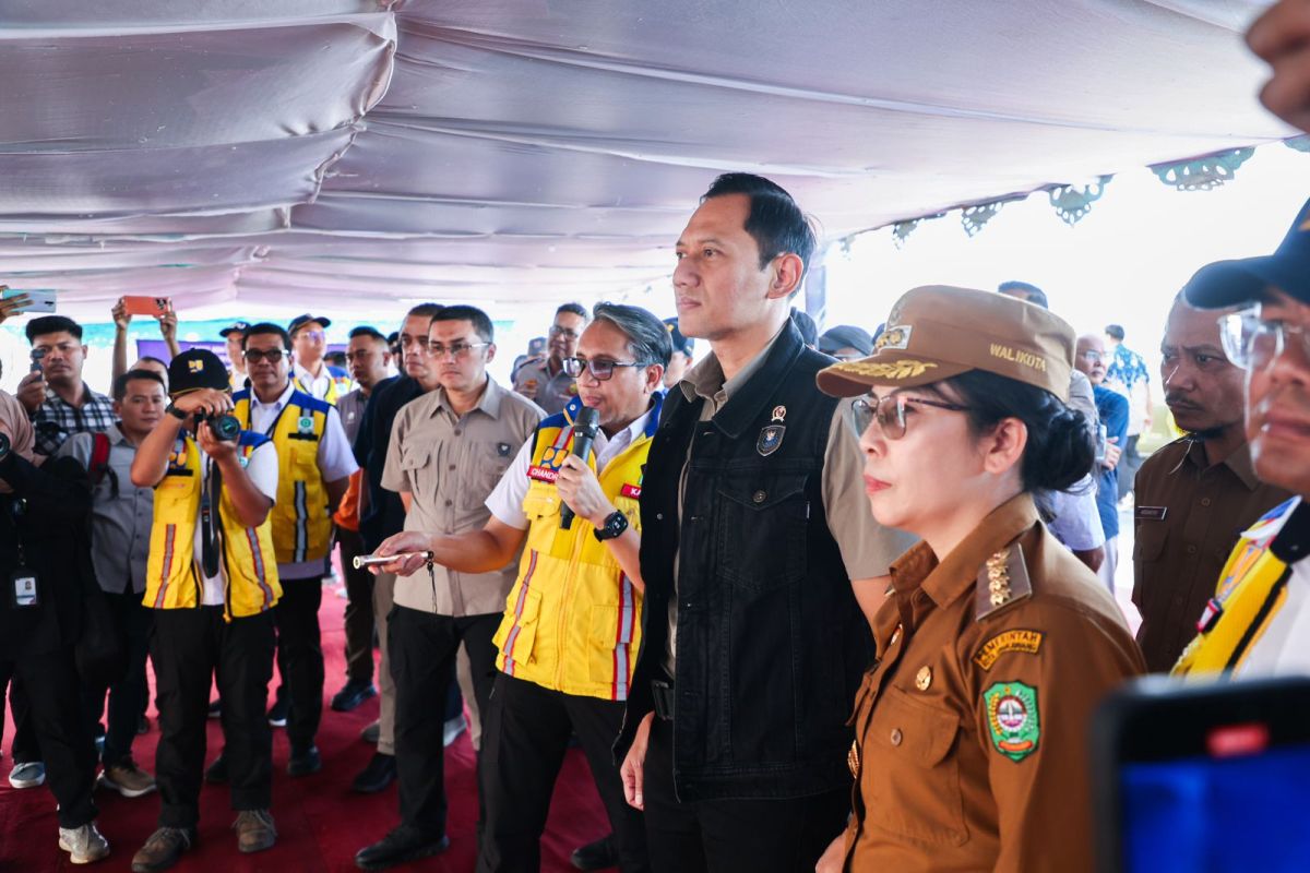 Menteri Koordinator Bidang Infrastruktur dan Pembangunan Kewilayahan Agus Harimurti Yudhoyono (AHY) meninjau langsung pembangunan Jalan Akses Bandara Singkawang, Senin (2/3). 