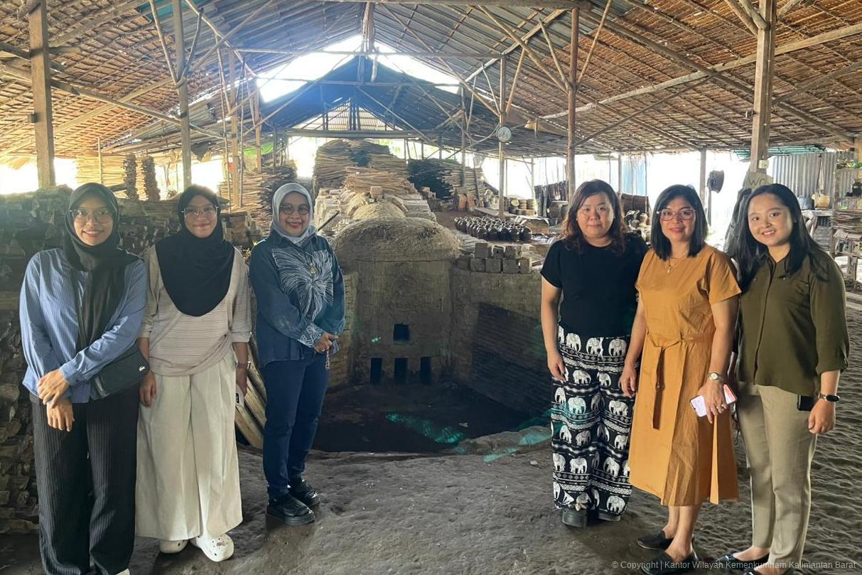 Kanwil Kemenkum Kalbar mengunjungi Cagar Budaya Tungku Naga di Perusahaan Keramik Borneo Lentera Prima, Kota Singkawang, Sabtu (28/2).