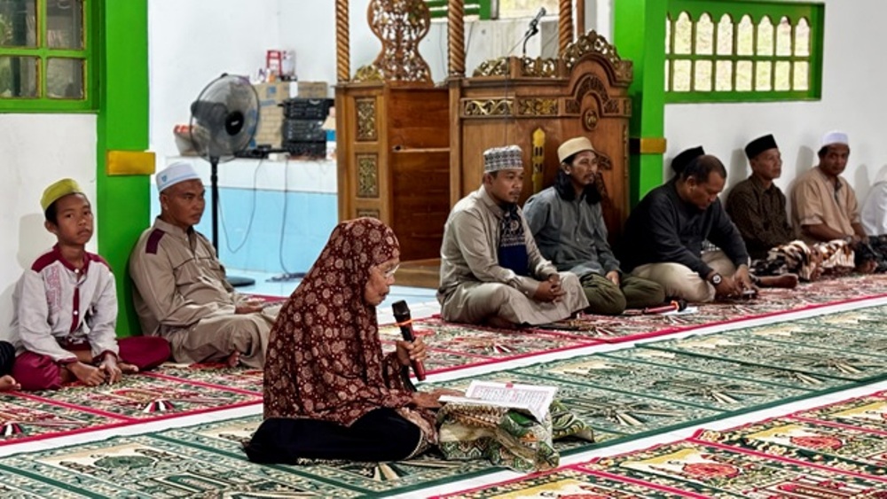 Pembacaan ayat suci Al - Qur&rsquo;an pada acara buka puasa bersama di Masjid Nurul Yaqin Dusun Kelawar, Desa Pelapis, Kepulauan Karimata, Kayong Utara, Jumat (27/2/2026). 