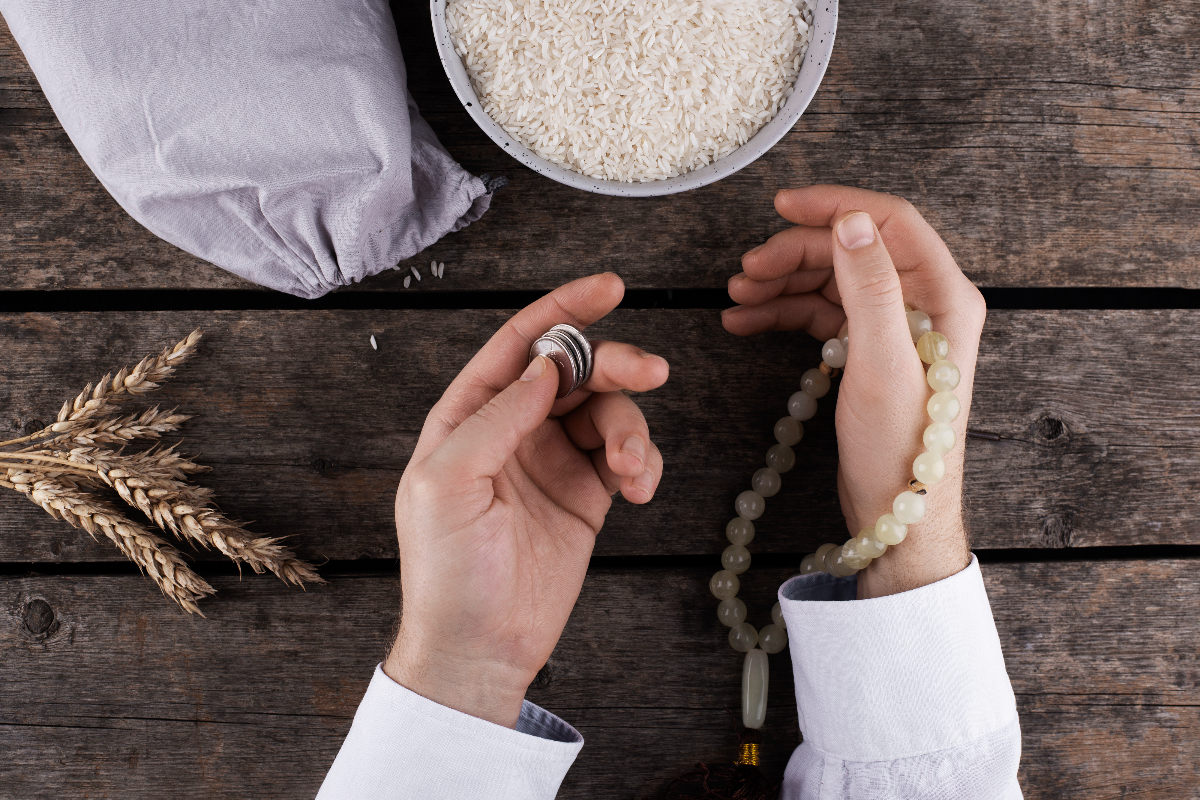 Ilustrasi membayar zakat fitrah.