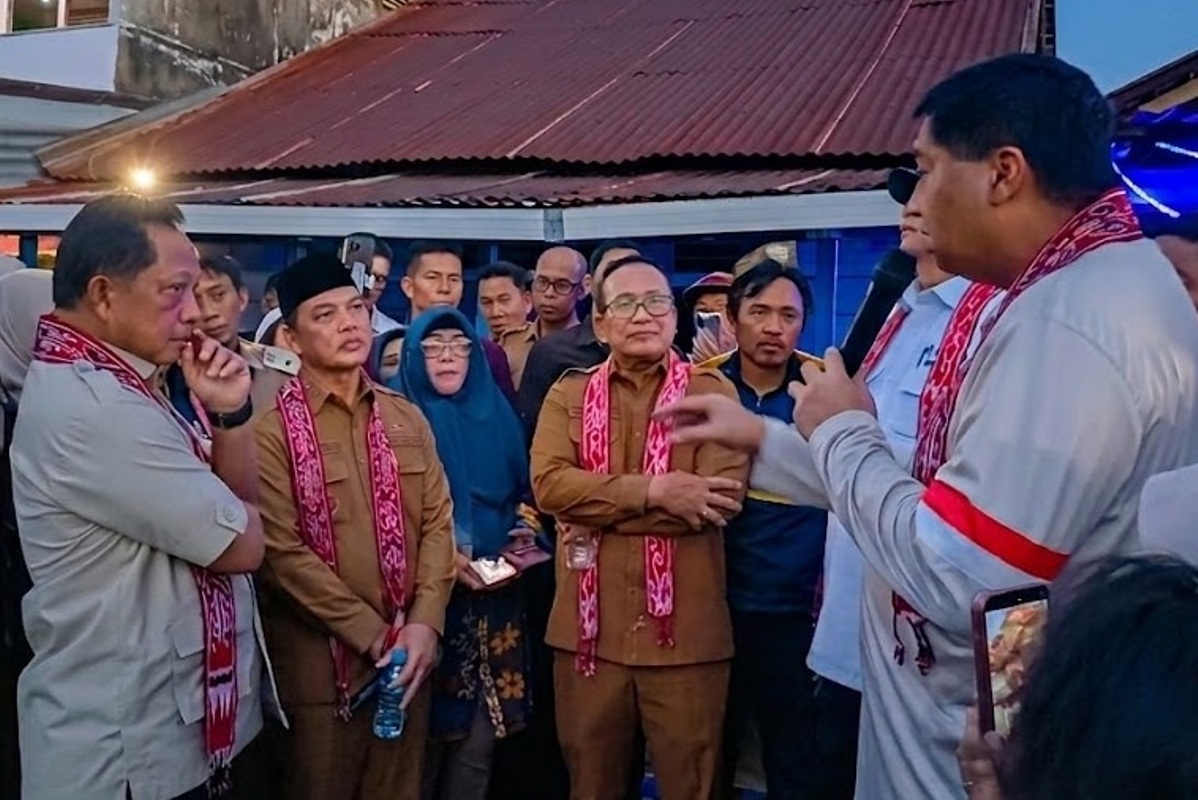 Mendagri Tito Karnavian, Gubernur Kalbar Ria Norsan, Bupati Kubu Raya Sujiwo dan Menteri PKP Ara Sirait saat meninjau RTLH di Kubu Raya, Senin (2/3). 