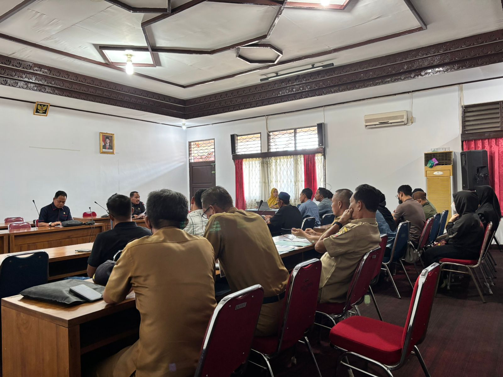 PERTEMUAN: Rapat dengar pendapat antara perusahaan dan warga Mendalok yang difasilitasi komisi III DPRD Mempawah.