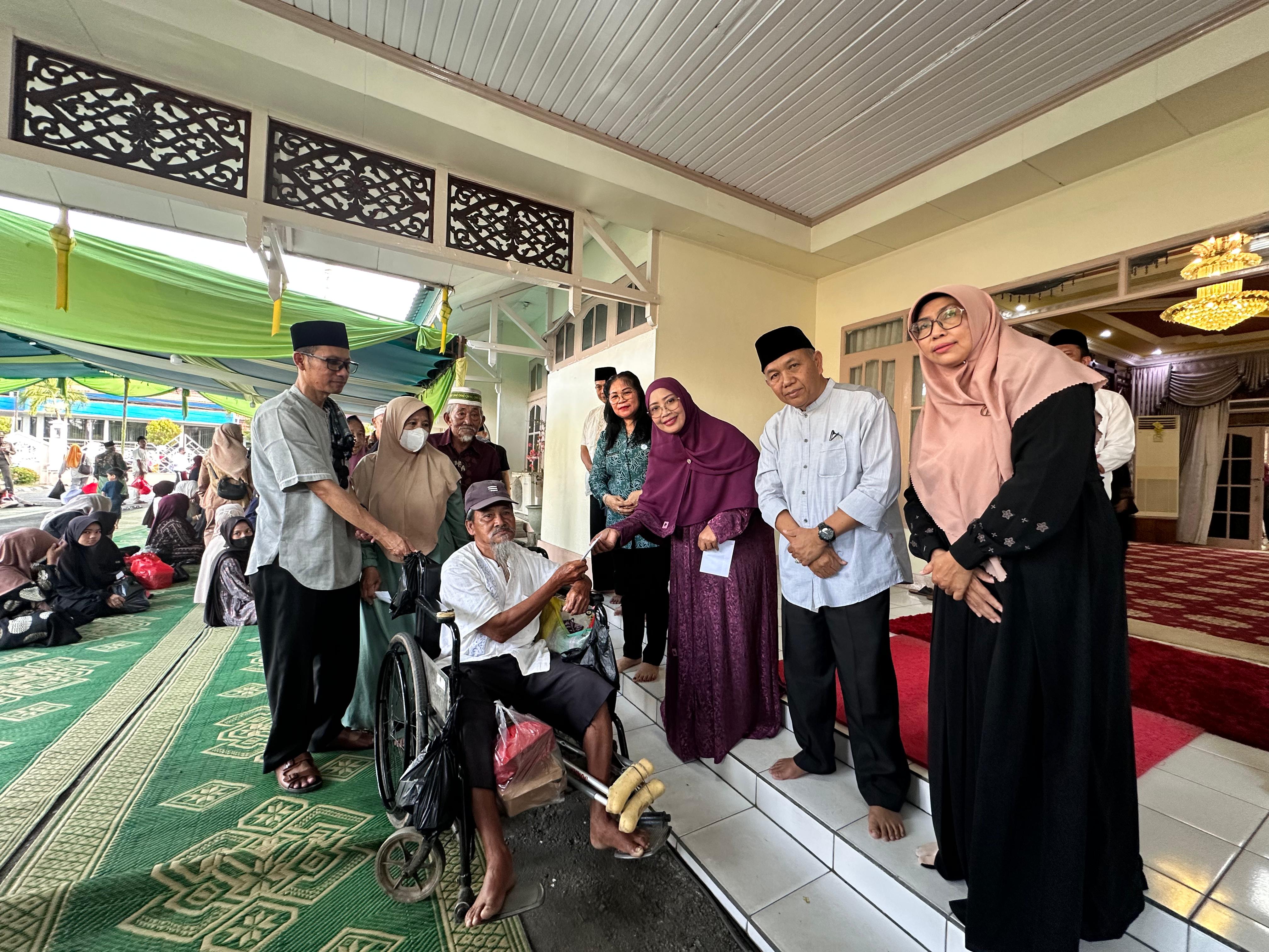 SIMBOLIS: Bupati dan Wakil Bupati Mempawah secara simbolis memberikan santunan kepada yatim piatu dan duafa.