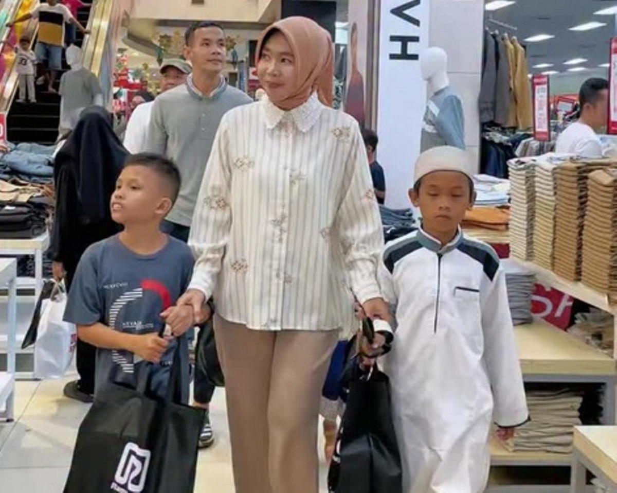 Pegiat sosial dan pendidikan, Rita Hastari mengajak anak yatim berbelanja jelang Lebaran beberapa waktu lalu.