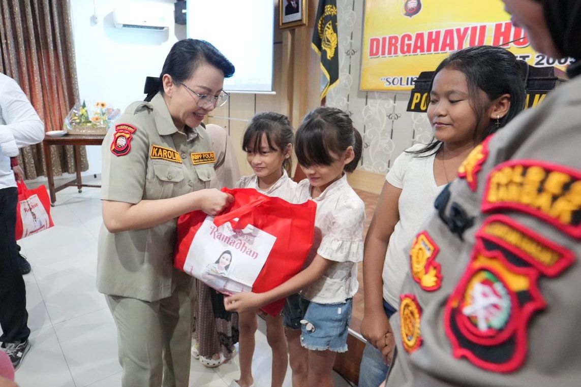 HUT KBPP: Bupati Landak Karolin Margret Natasa menyerahkan bingkisan Ramadan kepada anak-anak panti asuhan di sela acara HUT ke-23 KBPP Polri Kalbar di Mapolres Landak, Senin (2/3).