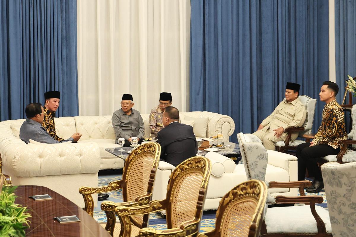 Presiden Prabowo Subianto berbincang bersama sejumlah mantan presiden dan wakil presiden di Istana Jakarta, Selasa (3/3) malam. 