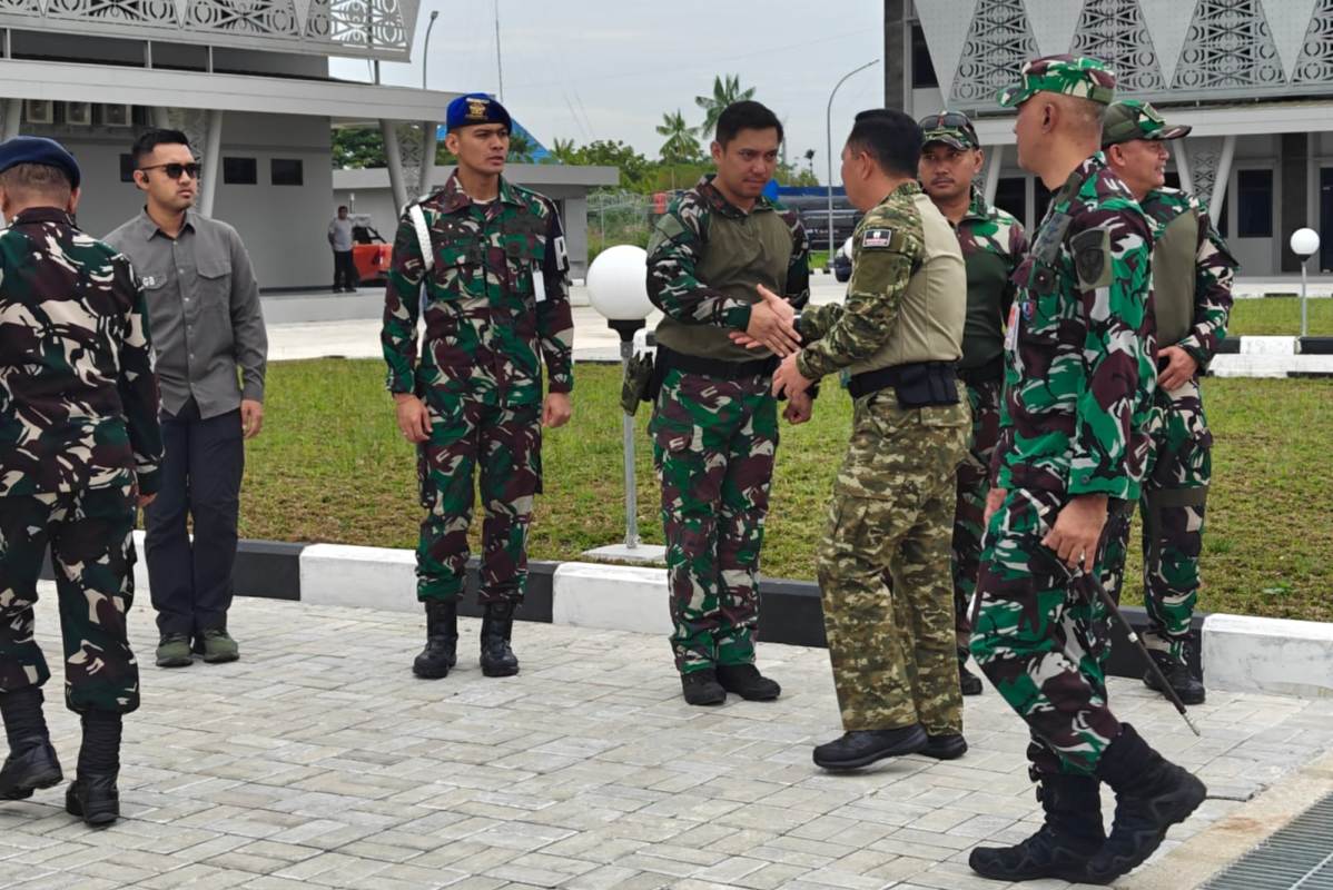 Dansatgas Yon Parako 466 Pasgat Letkol Pas Zaharuddin Sambut Pangkodau III Marsda TNI Azhar Aditama di Boven Digul Papuas Selatan beberapa waktu lalu.