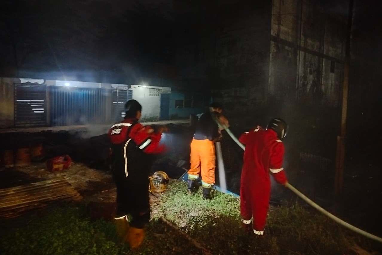 Petugas memadamkan api Gudang produksi kasur PT Putra Borneo Barat di kawasan Pabrik Olympic, Jalan Adi Sucipto, Desa Limbung, Kecamatan Sungai Raya Selasa (2/3) malam.