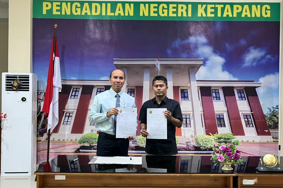 Ketua PN Ketapang, Leo Sukarno dan Kabiro Pontianak Post Ketapang, Ahmad Sofi, menandatangani MoU, Rabu (4/3).