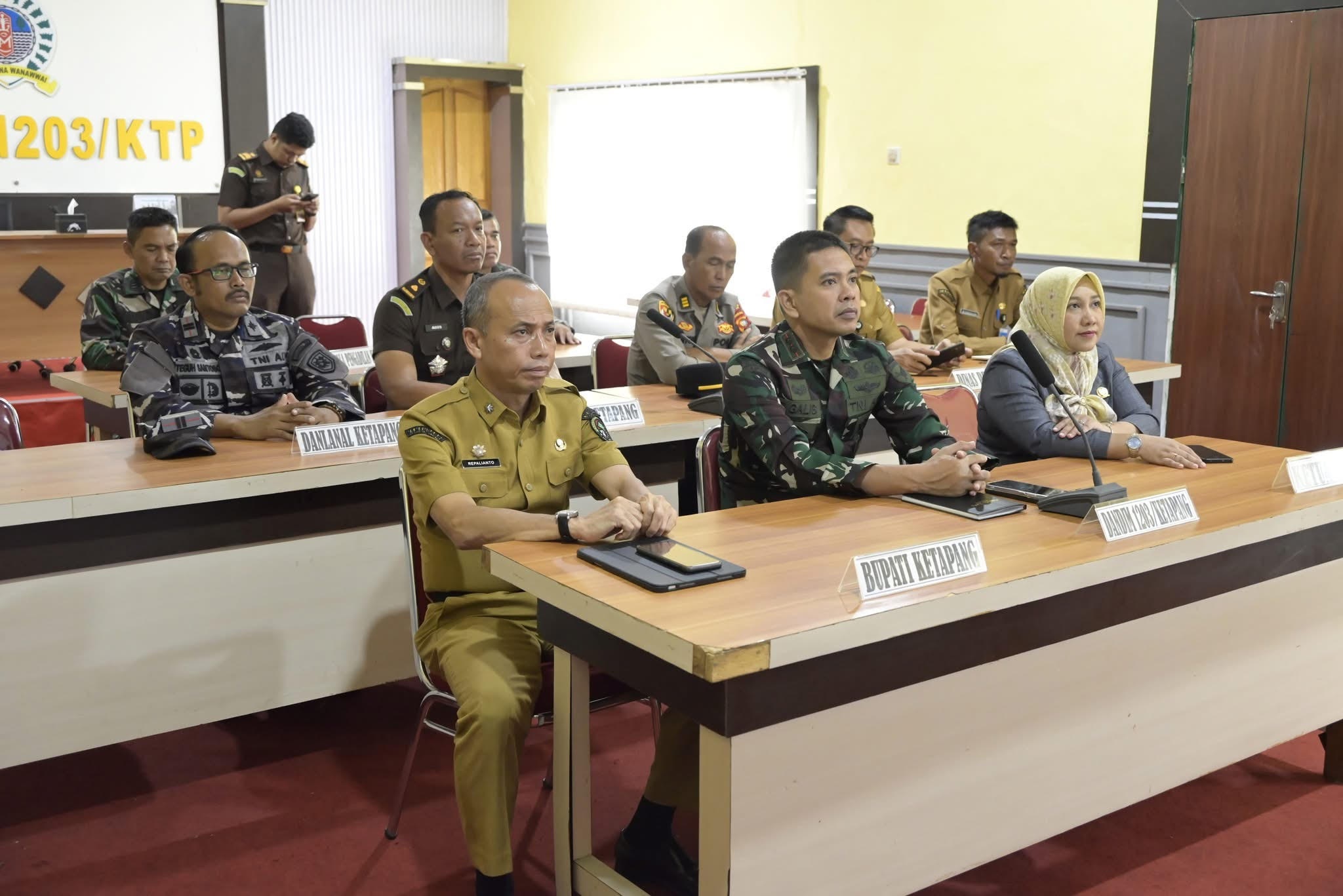 SOSIALISASI : Sekda Ketapang, Repalianto, menghadiri sosialisasi gerakan Zero Waste yang diselenggarakan oleh Mabes TNI secara virtual, Senin (2/3).