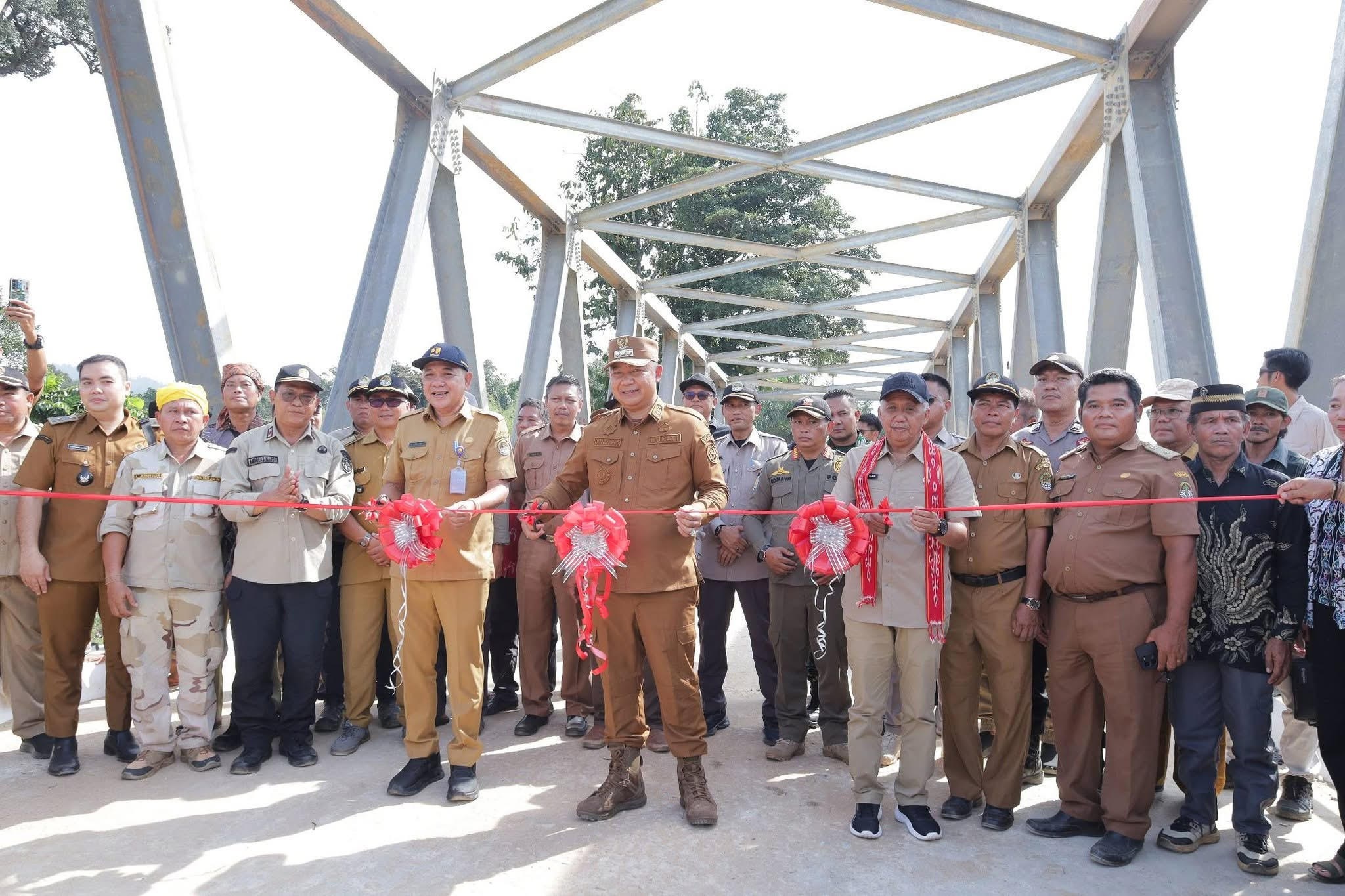 RESMIKAN : Bupati Ketapang, Alexander Wilyo, meresmikan Jembatan Karab di Desa Mekar Raya, Kecamatan Simpang Dua, Senin (2/3).