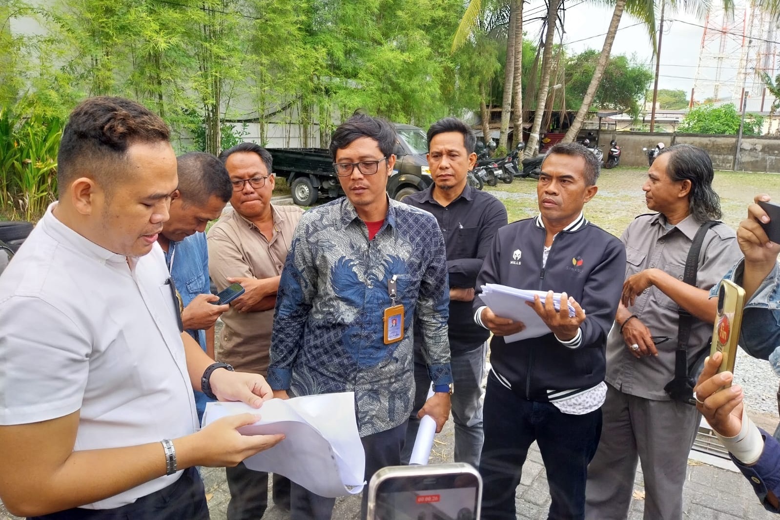 Ketua Bawaslu Kota Pontianak Ridwan (bejaket hitam) bersama tim kuasa hukum saat konferensi pers usai pemeriksaan di Kejari Pontianak, Rabu (4/3).
