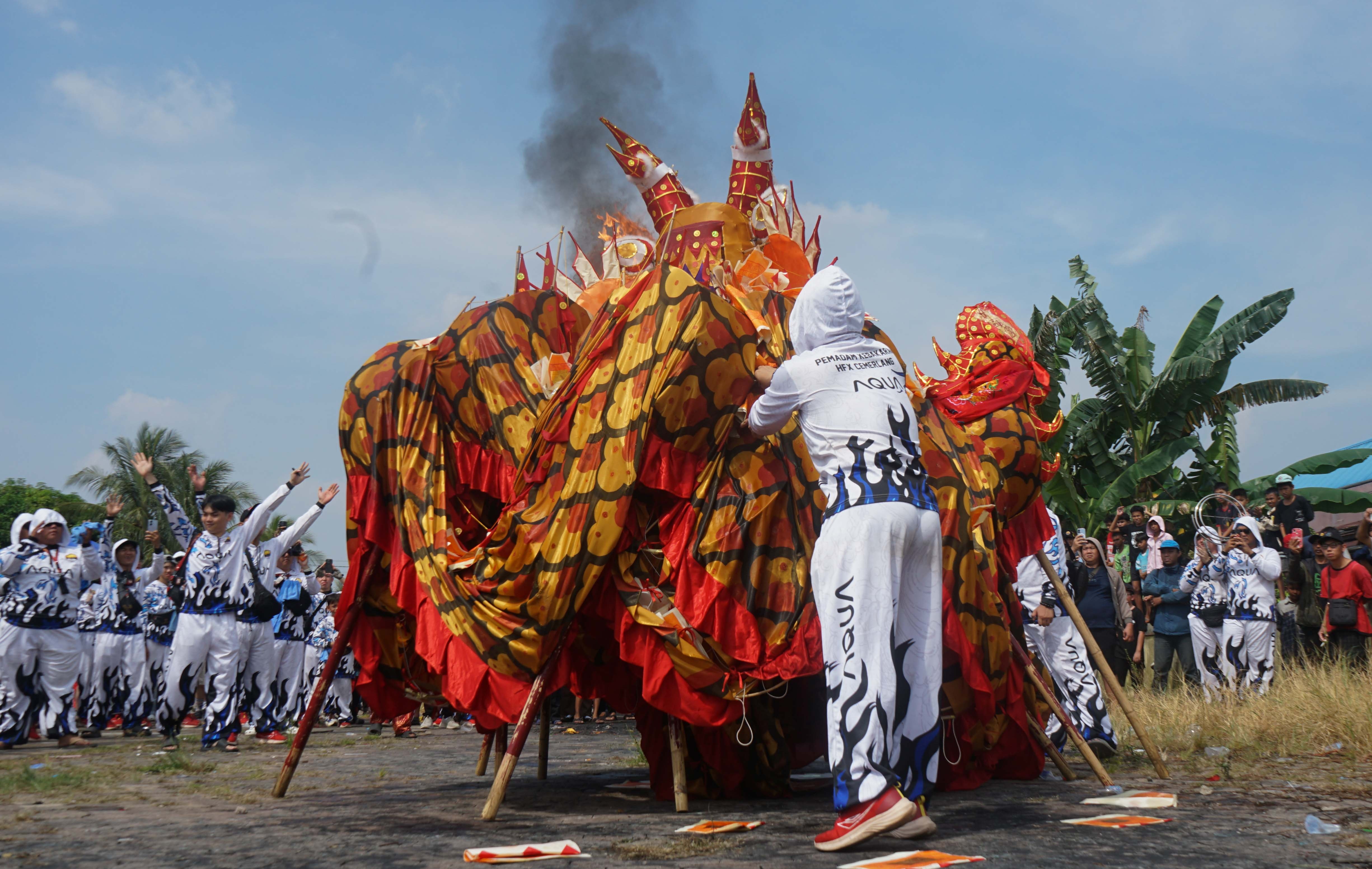 RITUAL PENUTUP: Prosesi pembakaran naga menandai berakhirnya rangkaian perayaan Cap Go Meh 2026 di Komplek Yayasan Bhakti Suci, Sungai Raya, Rabu (4/3).