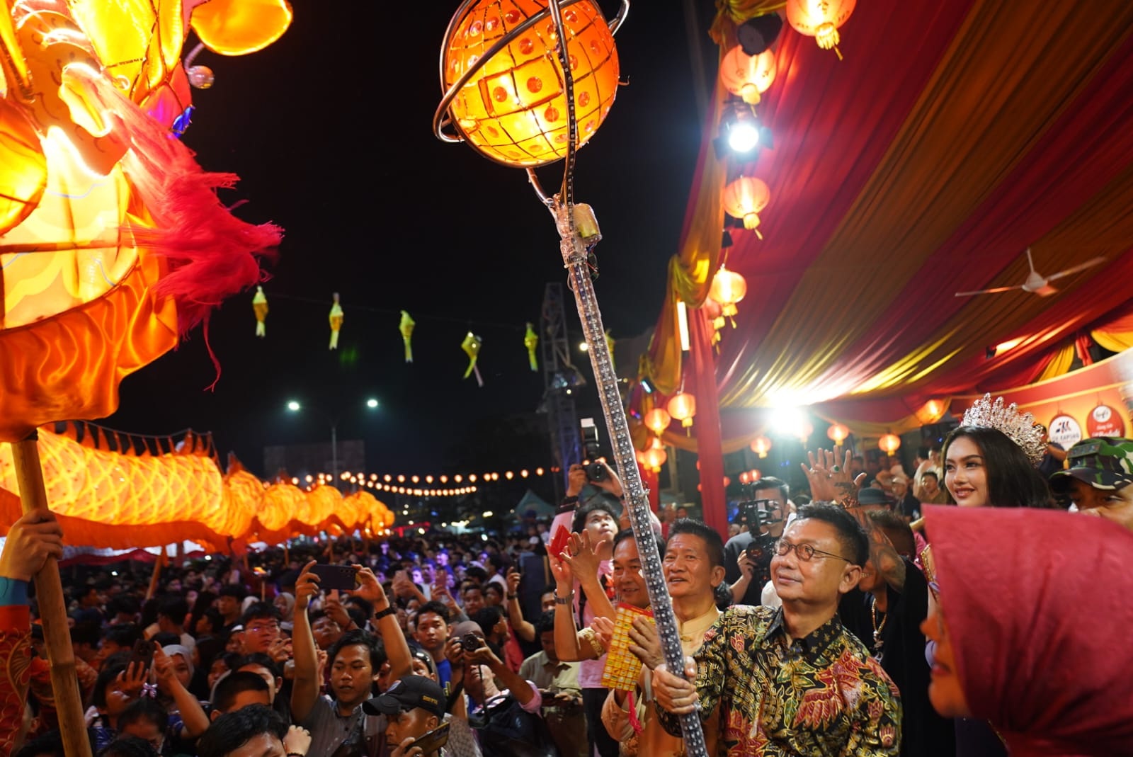PARADE NAGA BERSINAR: Wali Kota Pontianak Edi Rusdi Kamtono memainkan replika bola api naga saat Parade Naga Bersinar Cap Go Meh 2577 di Jalan Gajah Mada, Pontianak, Selasa (3/3).
