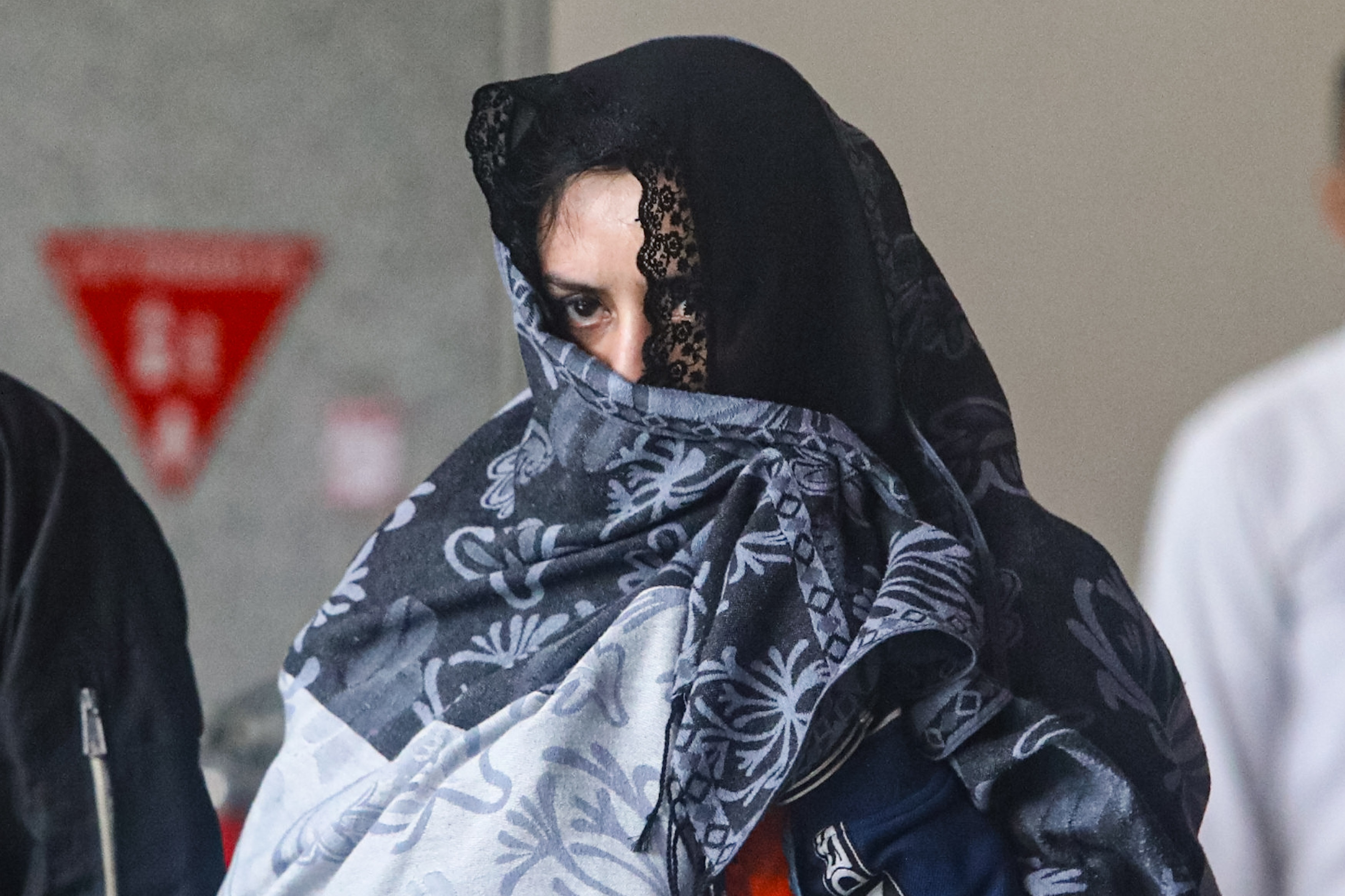 DIGIRING PENYIDIK: Bupati Pekalongan Fadia Arafiq menutupi wajah saat digiring penyidik KPK usai ditetapkan sebagai tersangka kasus dugaan korupsi pengadaan barang dan jasa di lingkungan Pemerintah Ka