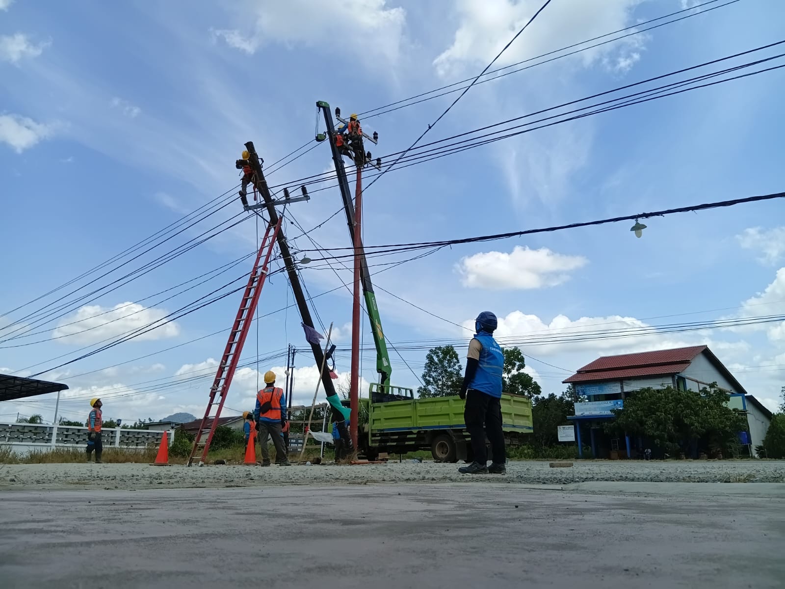Petugas PLN UP3 Mempawah tengah melakukan pemeliharaan jaringan distribusi berupa penggantian tiang Saluran Udara Tegangan Menengah (SUTM) di Anjungan Melancar, Sungai Pinyuh, Kabupaten Mempawah,