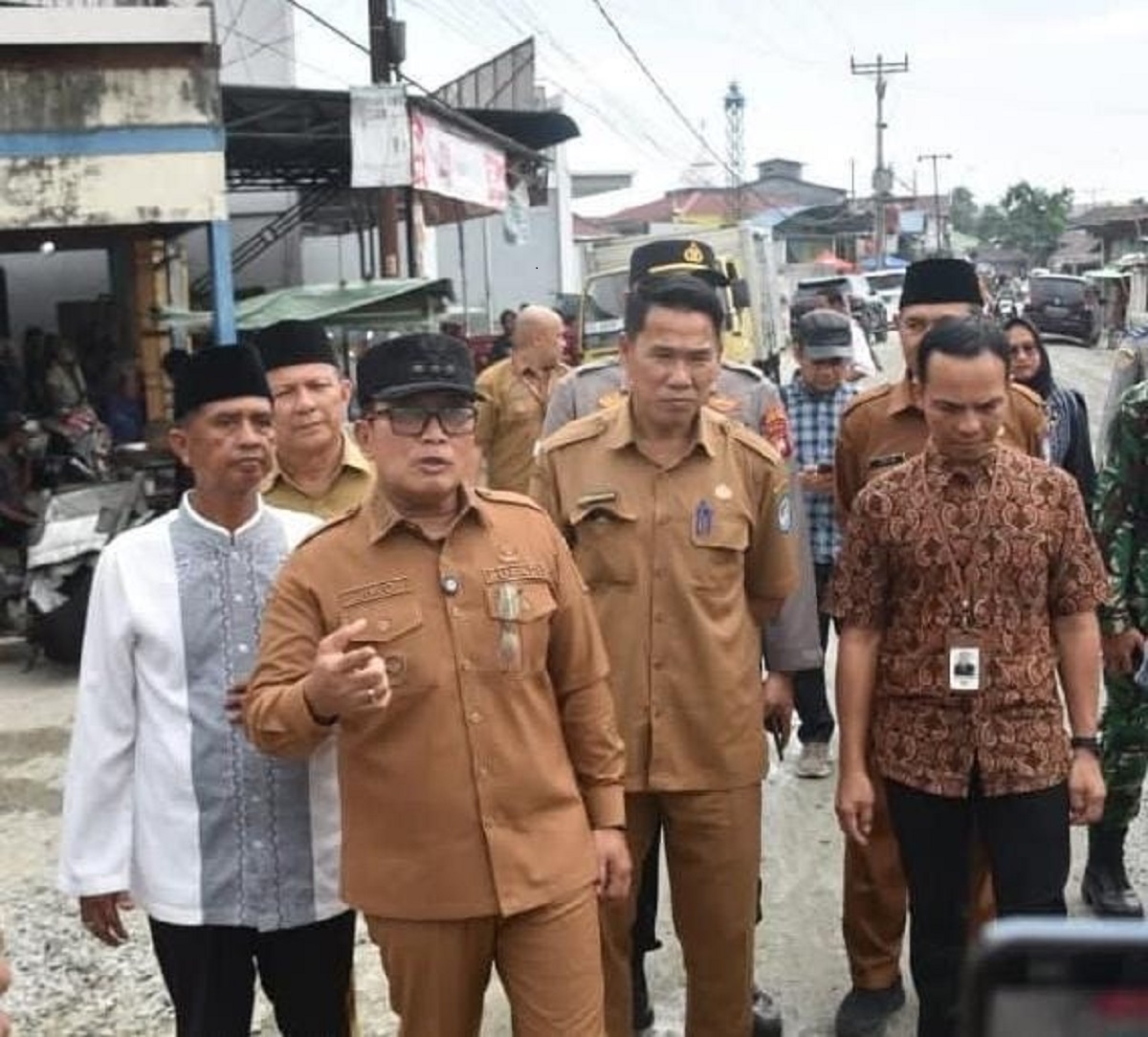 TINJAU: Bupati Kubu Raya, Sujiwo bersama rombongan meninjau Progres Pembangunan Jalan poros ekonomi yang menghubungkan Desa Kuala Dua&ndash;Mekar Sari, Kecamatan Sungai Raya.