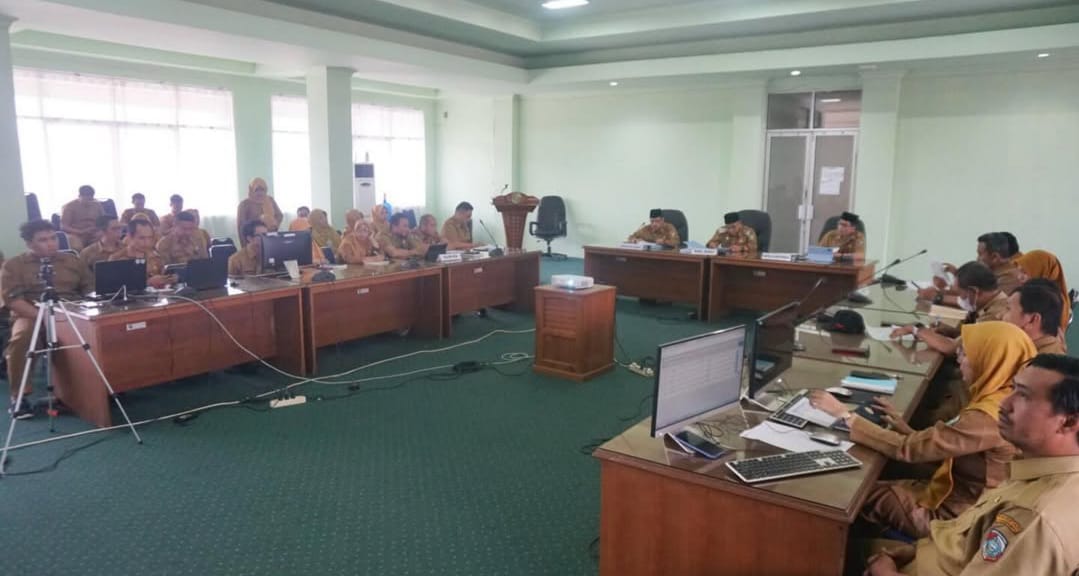 HADIR: Wakil Bupati Mempawah, Juli Suryadi Burdadi, membuka Forum Perangkat Daerah, Selasa (3/3) di Aula Kantor Bappeda Mempawah. Dihadiri Sekretaris Daerah Kabupaten Mempawah Ismail, para Asisten, 