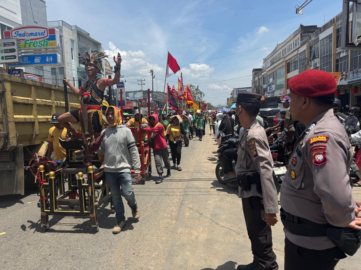 KONDUSIF: Aparat Kepolisian mengamankan aksi tatung dalam perayaan Cap Go Meh di Sungai Pinyuh.