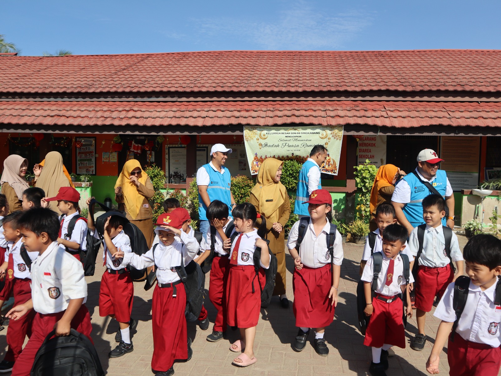 Langkah kecil dengan semangat besar - Siswa-siswi SDN 68 Singkawang berjalan penuh antusias membawa tas baru bantuan dari Danantara Indonesia bersama PLN.