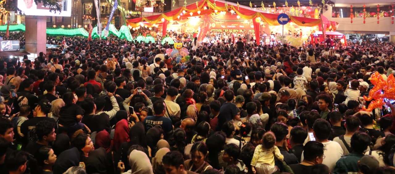 CAP GO MEH : Festival Parade Naga Bersinar 2026 di Jalan Gajah Mada dipadati masyarakat dalam perayaan Cap Go Meh.