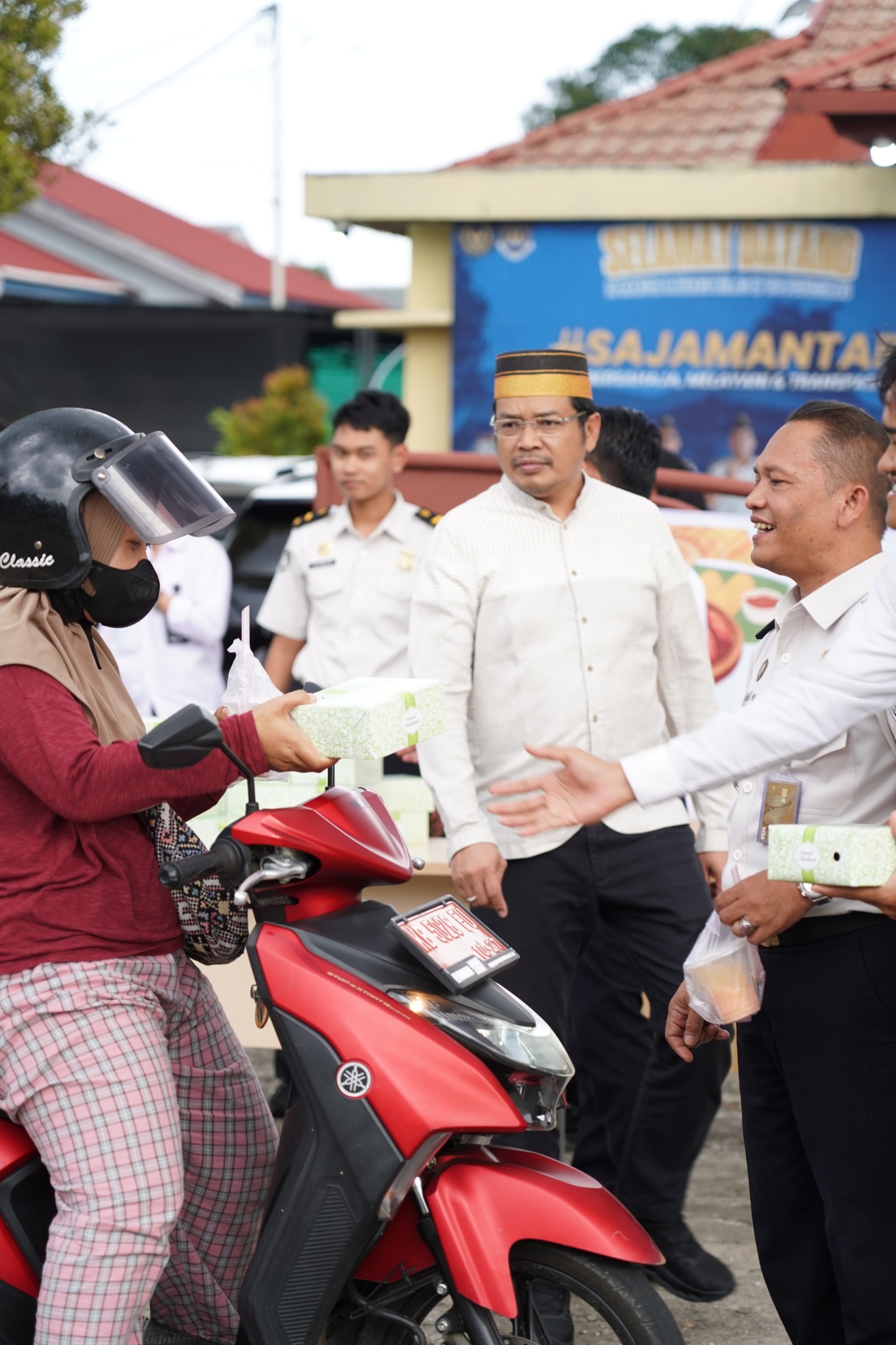TAKJIL : Imigrasi Putussibau saat bagi-bagi takjil kepada masyarakat Putussibau untuk mempererat silaturahmi. 