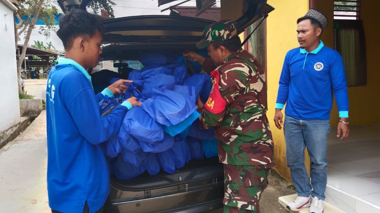 PENDAMPINGAN : Babinsa Koramil Semitau saat melakukan pendampingan pendistribusian MBG kepada siswa-siswi.