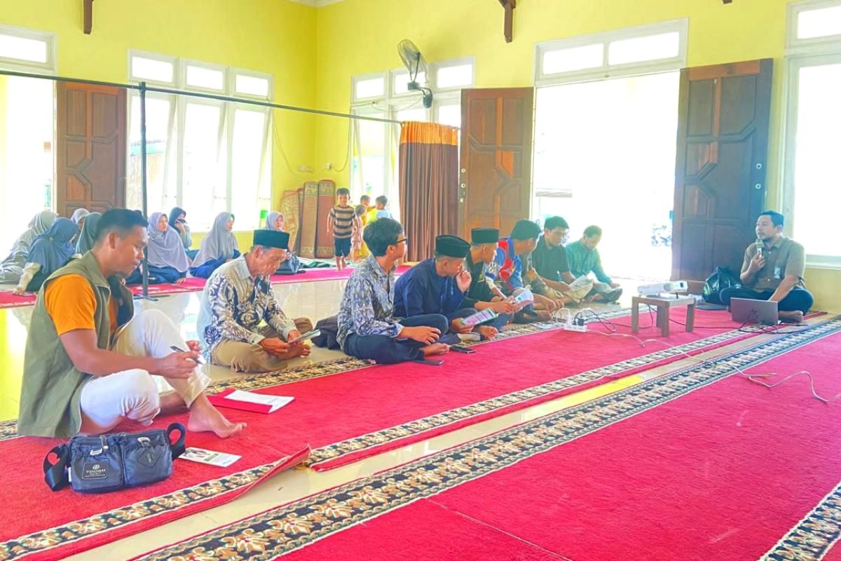 Kepala BPJS Ketenagakerjaan Kabupaten Kapuas Hulu saat melakukan sosialisasi di sekolah SDIT dan SMPIT Putussibau sebagai upaya percepatan target UCJ tahun 2026. 