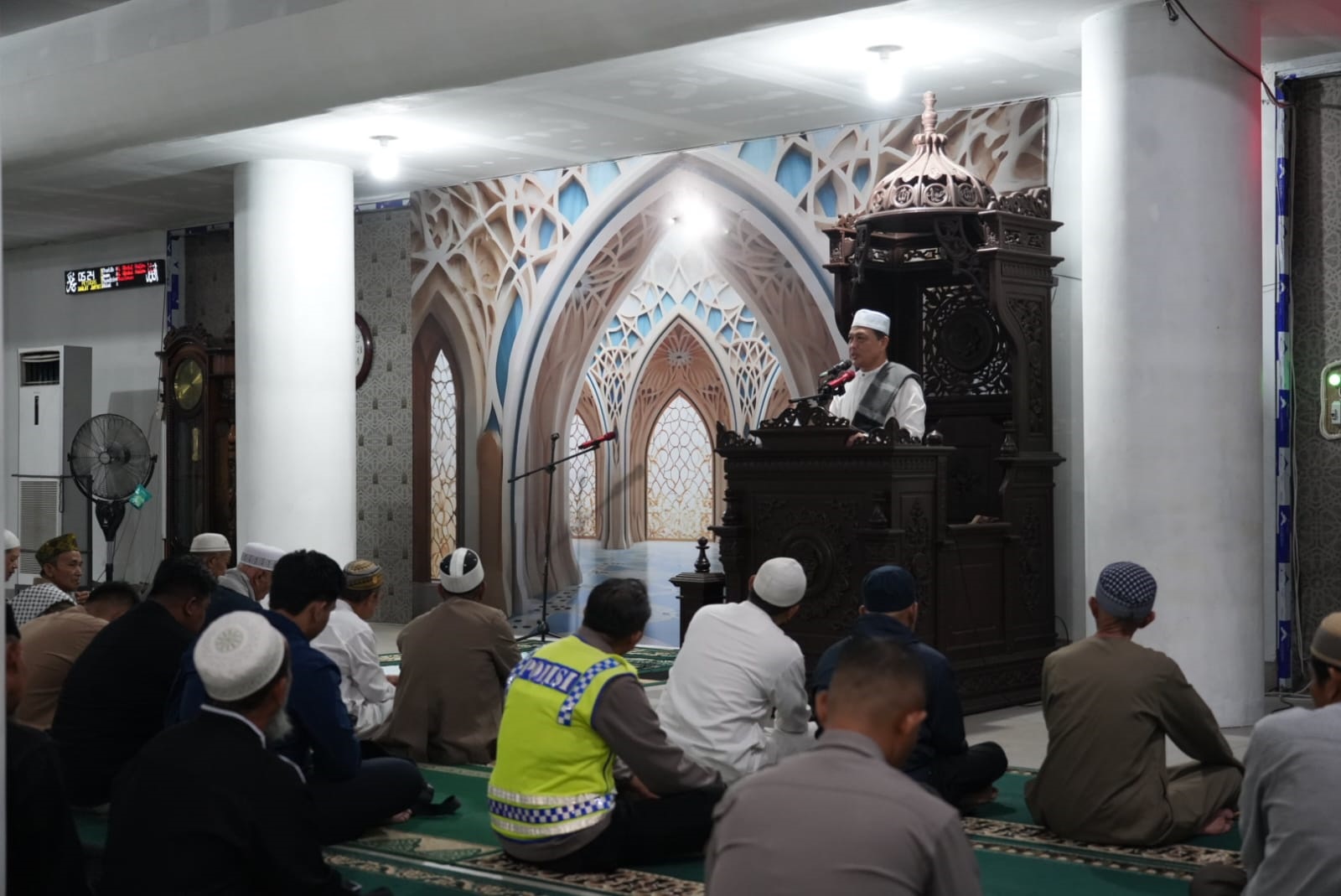 KULTUM: Gubernur Kalimantan Barat Ria Norsan saat menyampaikan kultum di Masjid Agung Kota Singkawang.