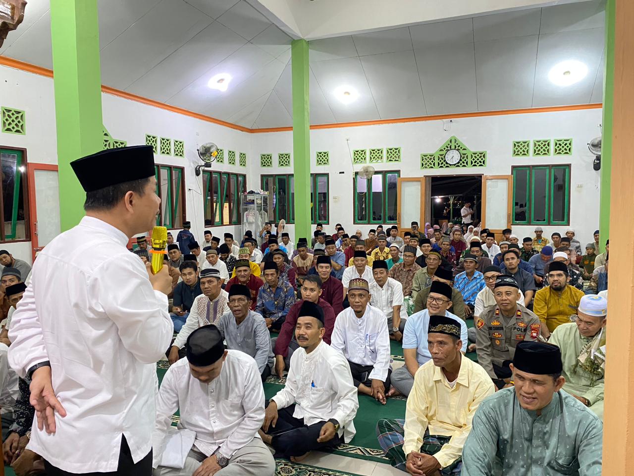 SAFARI RAMADAN: Bupati Sambas saat menyampaikan program pembangunan kepada jamaah saat Safari Ramadan di Kecamatan Tebas
