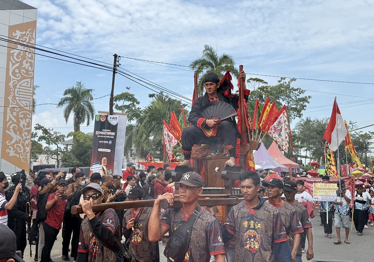 AKSI TATUNG : Salah satu tatung beraksi saat memeriahkan Festival Cap Go Meh 2026 di Kota Singkawang, Selasa (3/3). 