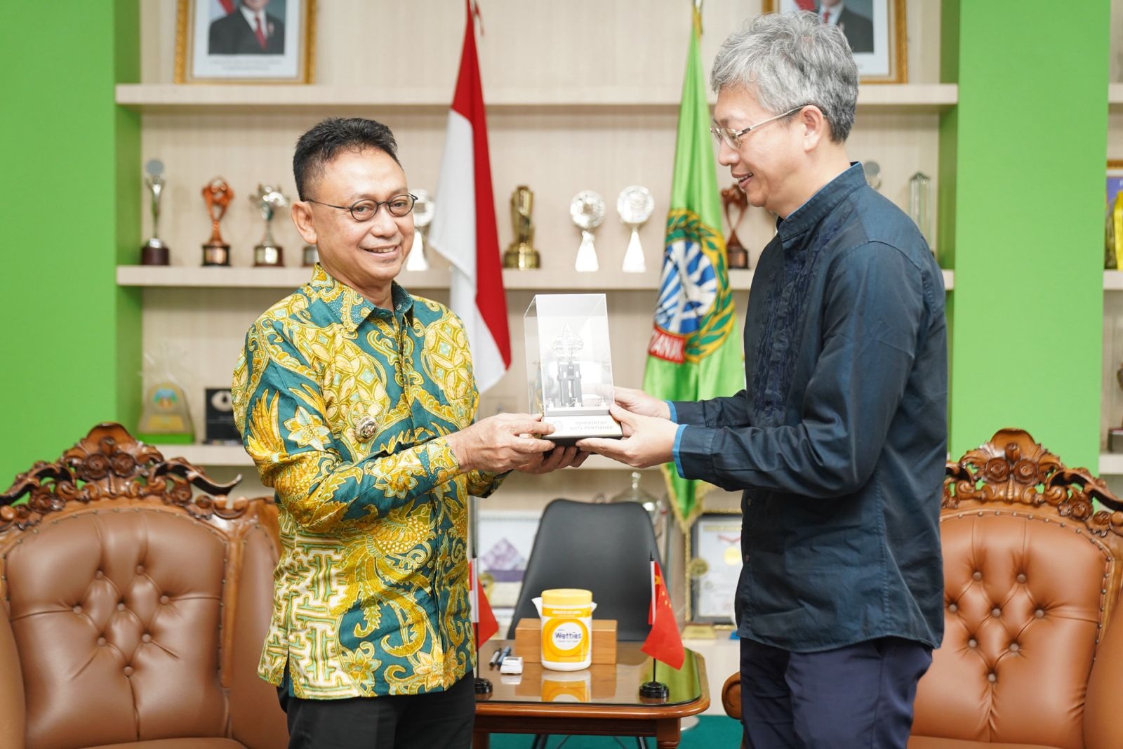 BERTEMU: Wali Kota Pontianak Edi Rusdi Kamtono bertukar cenderamata dengan Duta Besar Tiongkok untuk Indonesia, Wang Lutong, usai audiensi di Kantor Wali Kota Pontianak, Kamis (5/3). 