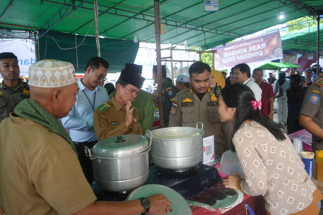 IKUT CARI TAKJIL: Bupati Sintang, Gregorius Herkulanus Bala yang ikut berbelanja takjil, sekaligus menyapa pedagang di Kantin Ramadan, halaman Masjid Al Amin di Jalan Lintas Melawi.