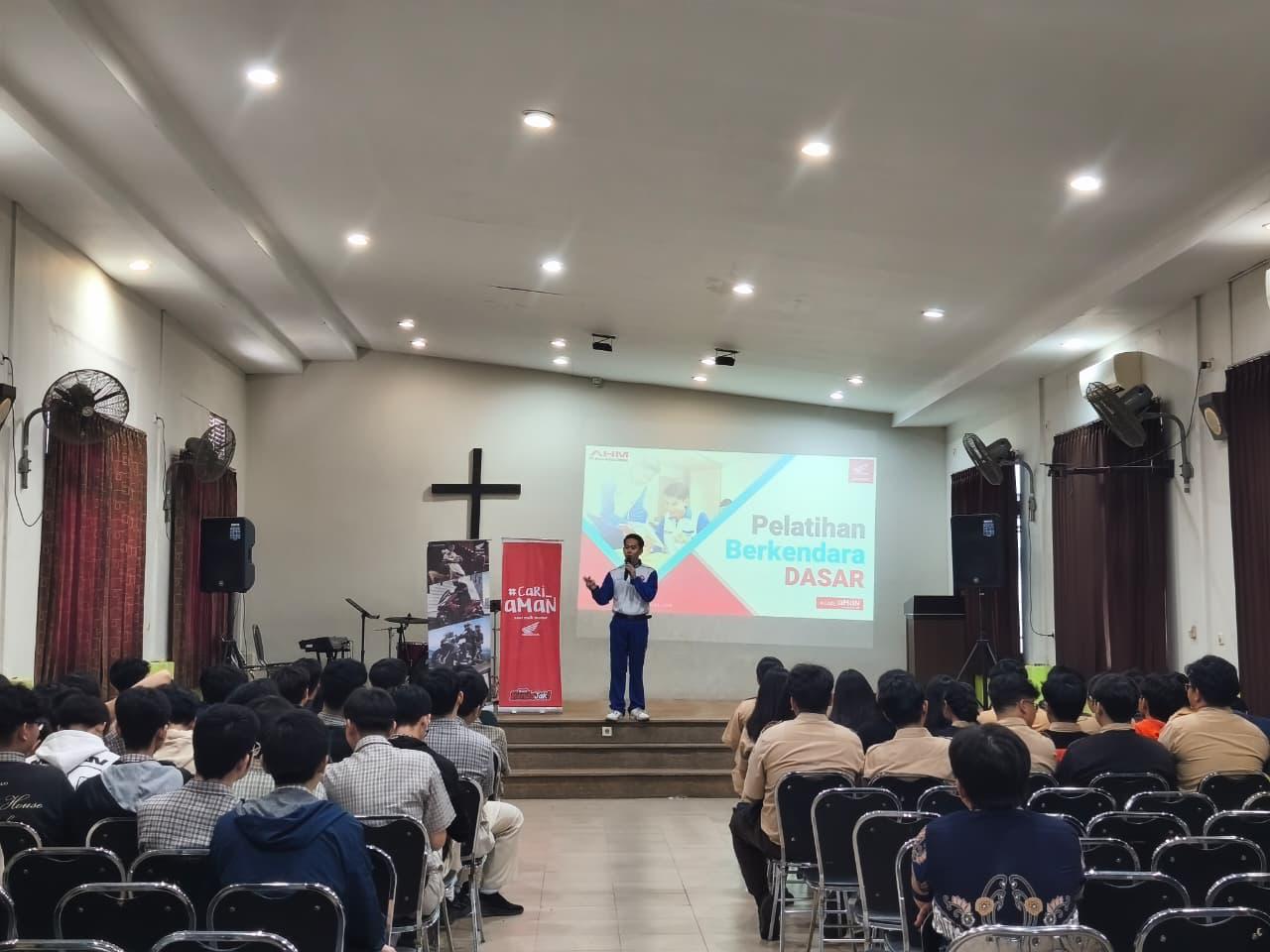 Instruktur safety riding Astra Motor Kalbar memberikan materi pelatihan berkendara dasar kepada pelajar di aula SMAK Immanuel Pontianak dalam kampanye #Cari_Aman.