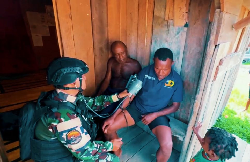 Prajurit Satgas Yon Parako 466 Pasgat memeriksa tekanan darah warga saat patroli kesehatan door to door di Distrik Oksibil, Pegunungan Bintang, Papua.