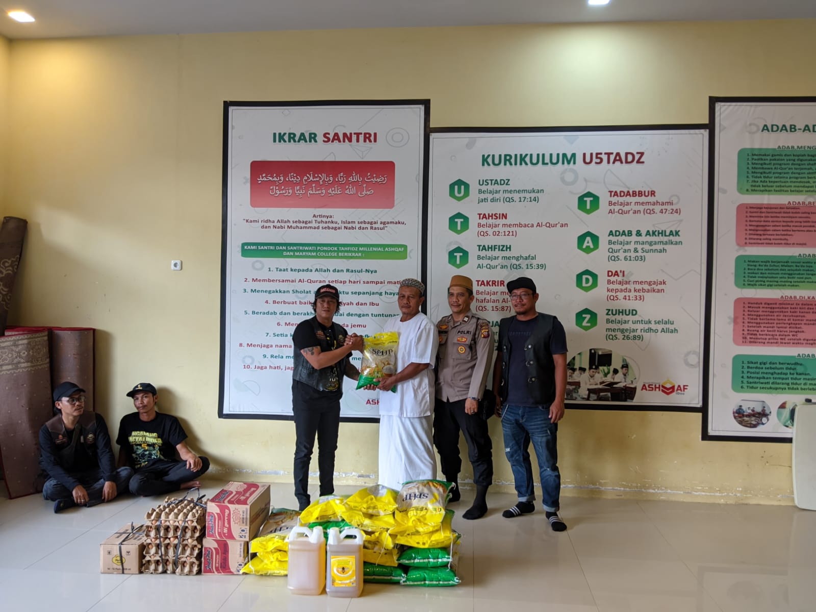 "Komunitas Motor Black Jack serahkan bansos ke Pondok Tahfizd Ngabang didampingi Satbinmas Polres Landak.