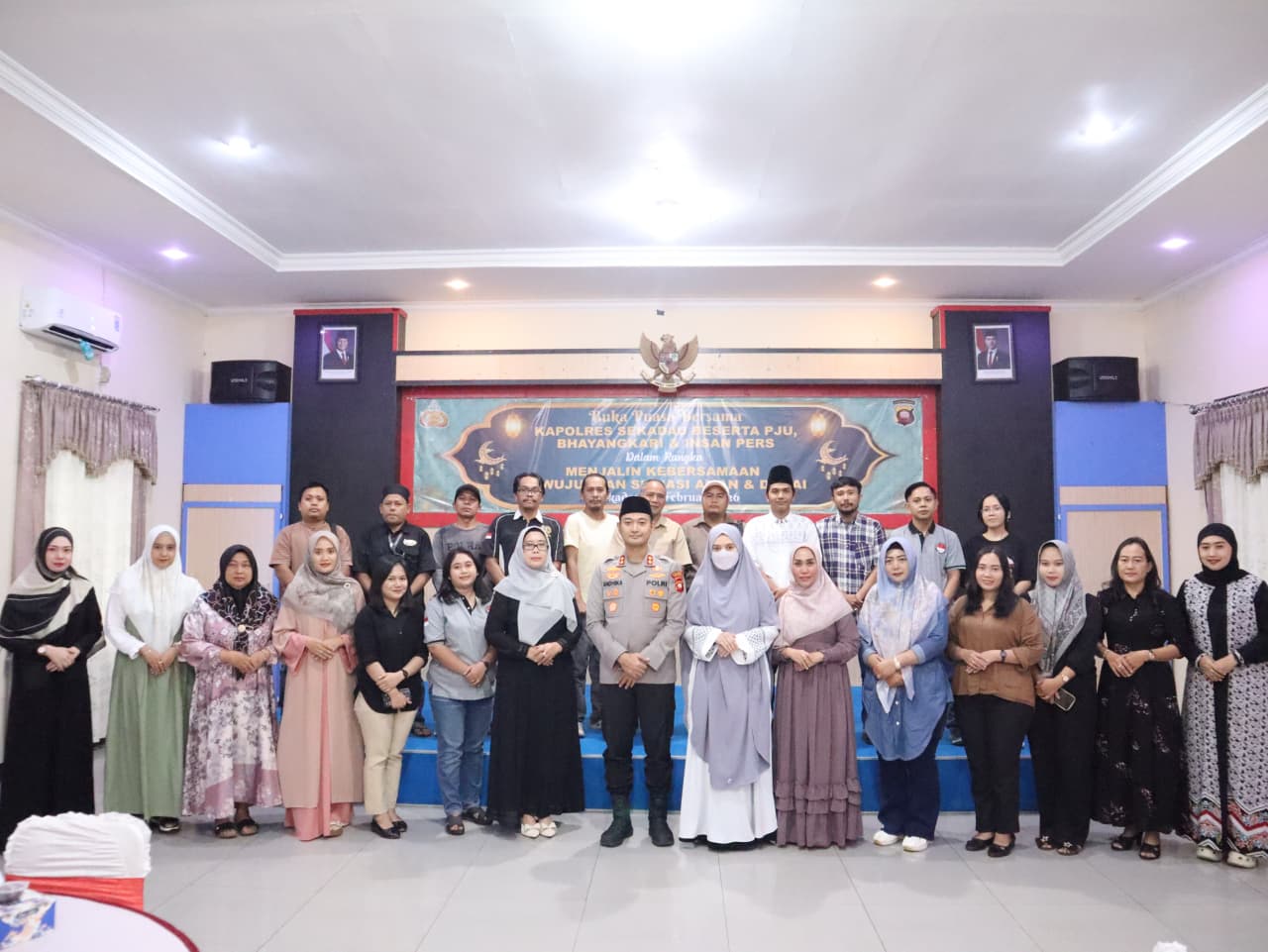 Kapolres Sekadau dan insan pers berfoto bersama usai buka puasa bersama, memperkuat sinergi dan kebersamaan.