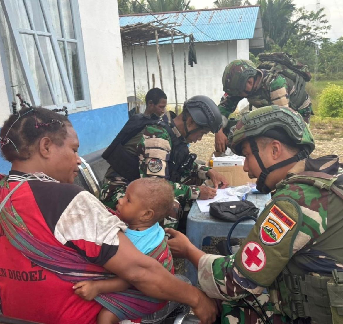 Prajurit Satgas Yon Parako 466 Pasgat memberikan pemeriksaan kesehatan kepada warga, termasuk balita, saat pelayanan kesehatan gratis di Distrik Manggelum, Kabupaten Boven Digoel, Papua Selatan.