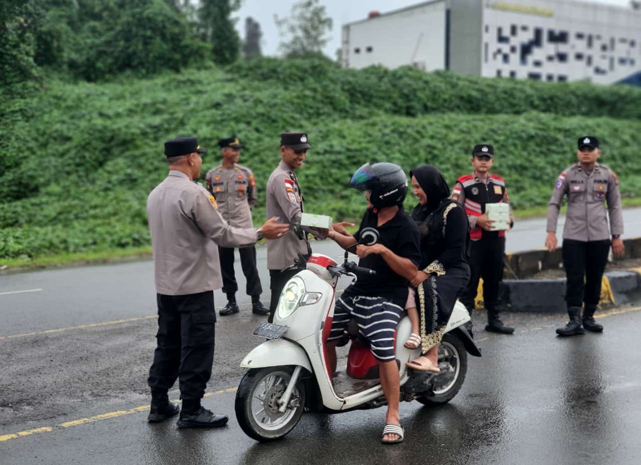 Polsek Entikong saat bagikan paket takjil ke warga perbatasan.