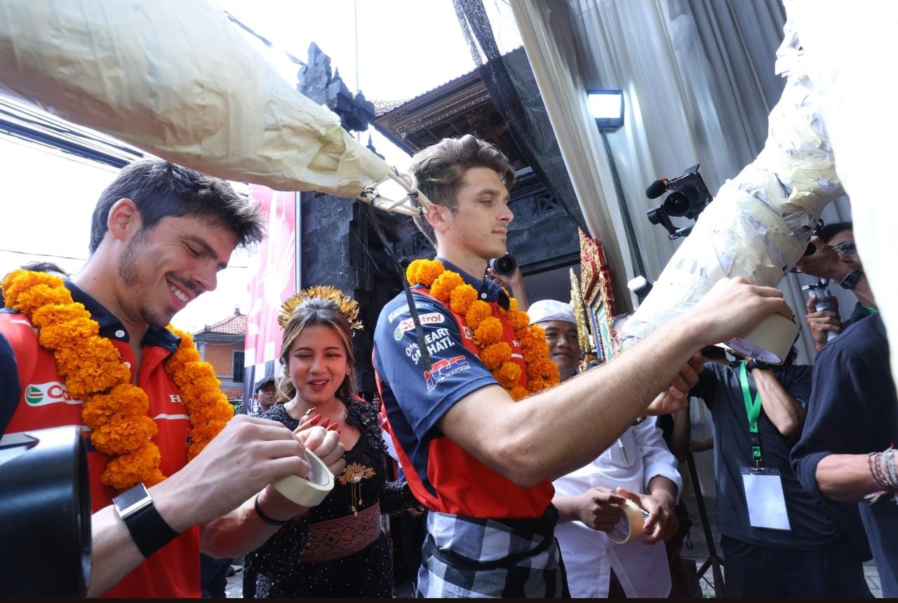 Joan Mir dan Luca Marini saat Nikmati Budaya Bali