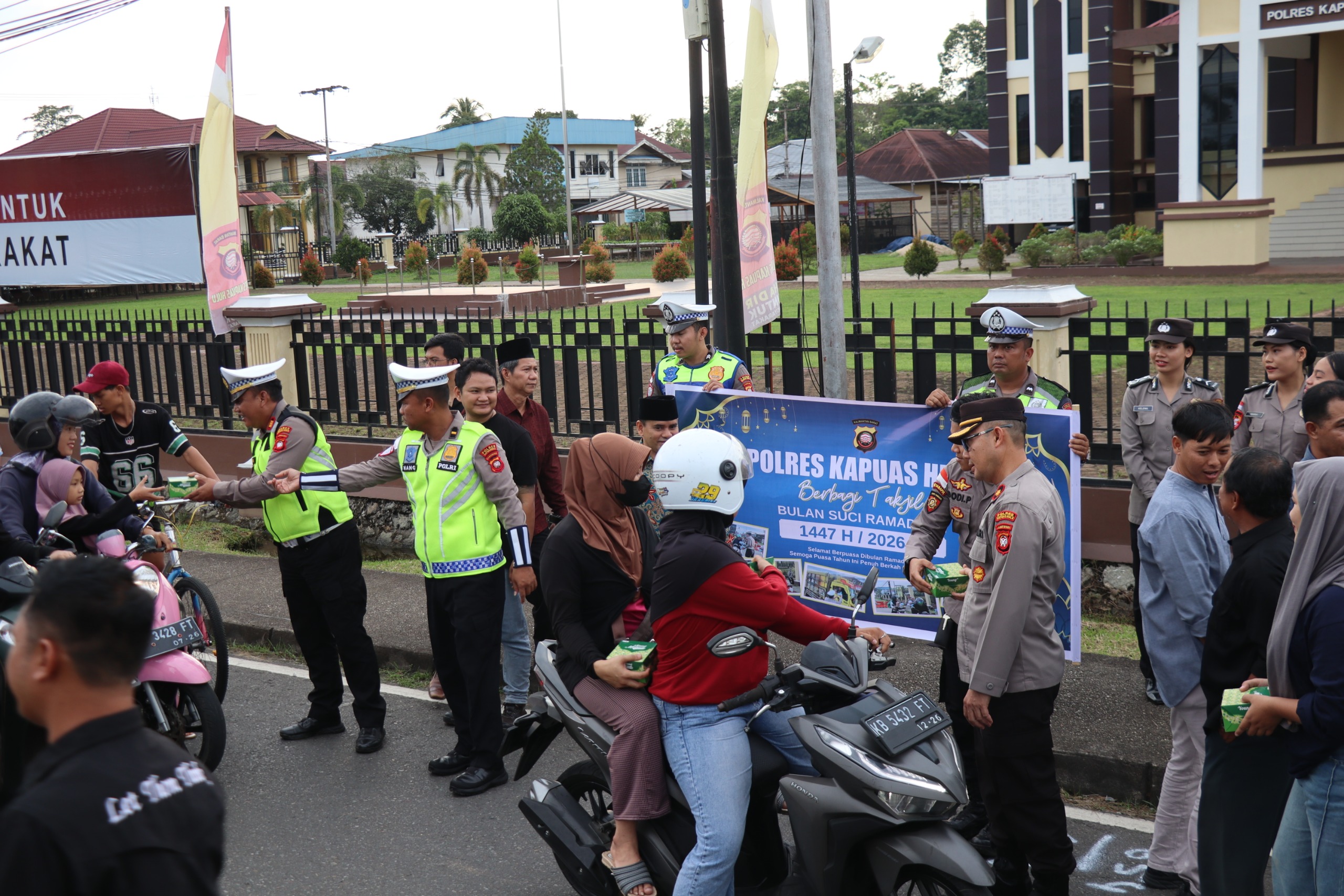 Kapolres Kapuas Hulu AKBP Roberto Aprianto Uda bersama jajaran Polres membagikan takjil gratis kepada pengguna jalan di depan Mapolres Kapuas Hulu sebagai wujud kepedulian dan kebersamaan
