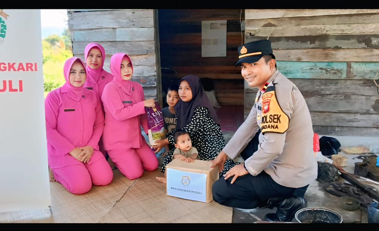 Polsek Sukadana bersama Bhayangkari bagikan sembako, tunjukkan kepedulian di bulan Ramadhan.