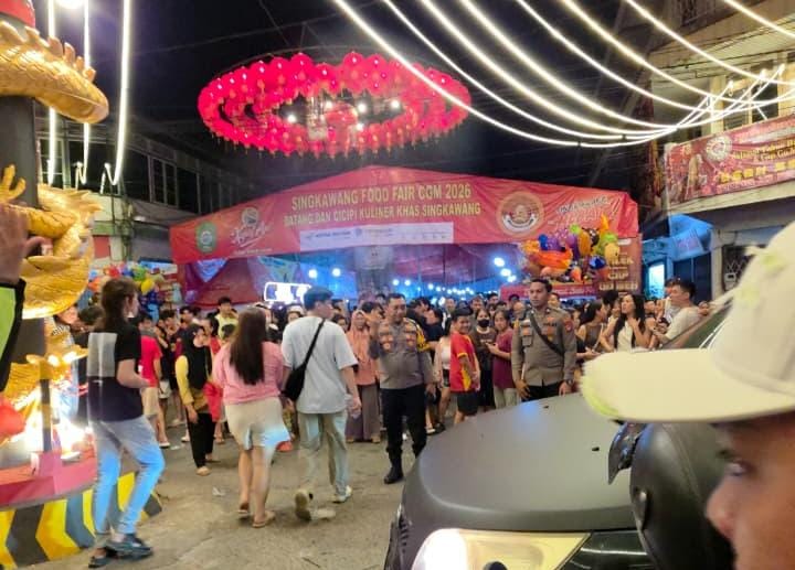 Kapolres Singkawang turun langsung atur arus lalu lintas, pastikan Imlek aman dan tertib.