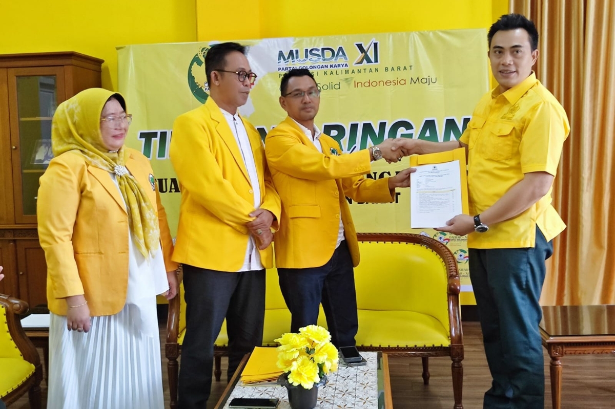 Pengambilan dan penyerahan berkas pendaftaran oleh Ichfany bersama tim calon Ketua DPD Partai Golkar Kalbar di Gedung Zamrud, Jalan A Yani Pontianak.