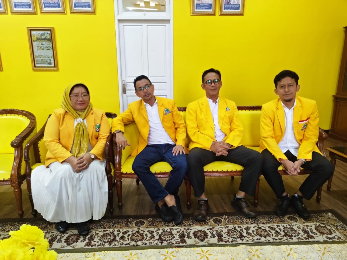 Tim Steering Committee (SC) Musda XI Partai Golkar Kalbar memberikan keterangan kepada awak media seusai penutupan penjaringan ketua DPD Partai Golkar Kalbar, di Gedung Zamrud.